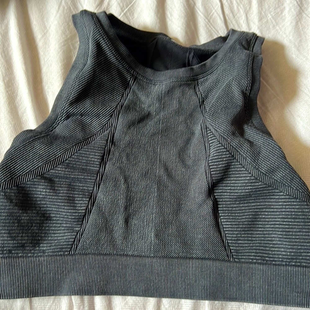 Aeri sports top